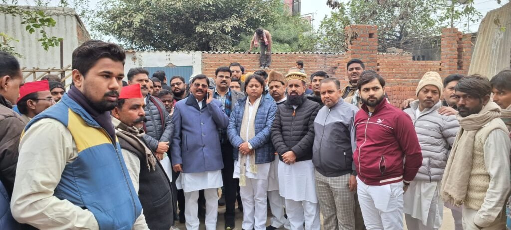 थाना आंवला के सामने हो रहे अवैध निर्माण पर पूर्व चेयरमैन संजीव सक्सेना ने पी डब्लू डी के अधिकरिओ से की शिकायत