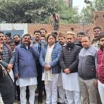 थाना आंवला के सामने हो रहे अवैध निर्माण पर पूर्व चेयरमैन संजीव सक्सेना ने पी डब्लू डी के अधिकरिओ से की शिकायत