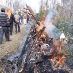 चक रोड पर अंतिम संस्कार करने को मजबूर