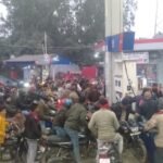 ट्रकों की हड़ताल से पेट्रोल पंप पर लगी पेट्रोल डीजल भराने वालों की भीड़