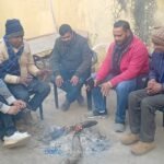 ठंड से कंपकंपाते लोगों का अलाव बना सहारा, चाय की चुस्कियों के बीच गुजरा दिन