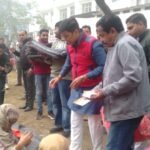 मेयर उमेश गौतम ने ठंड में जमीन पर बैठाकर निराश्रित लोगों को बाँटे कंबल