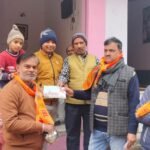 राम मंदिर की प्राण-प्रतिष्ठा पर बल्लिया में घर-घर जाकर बांटे जा रहे पीले अक्षत
