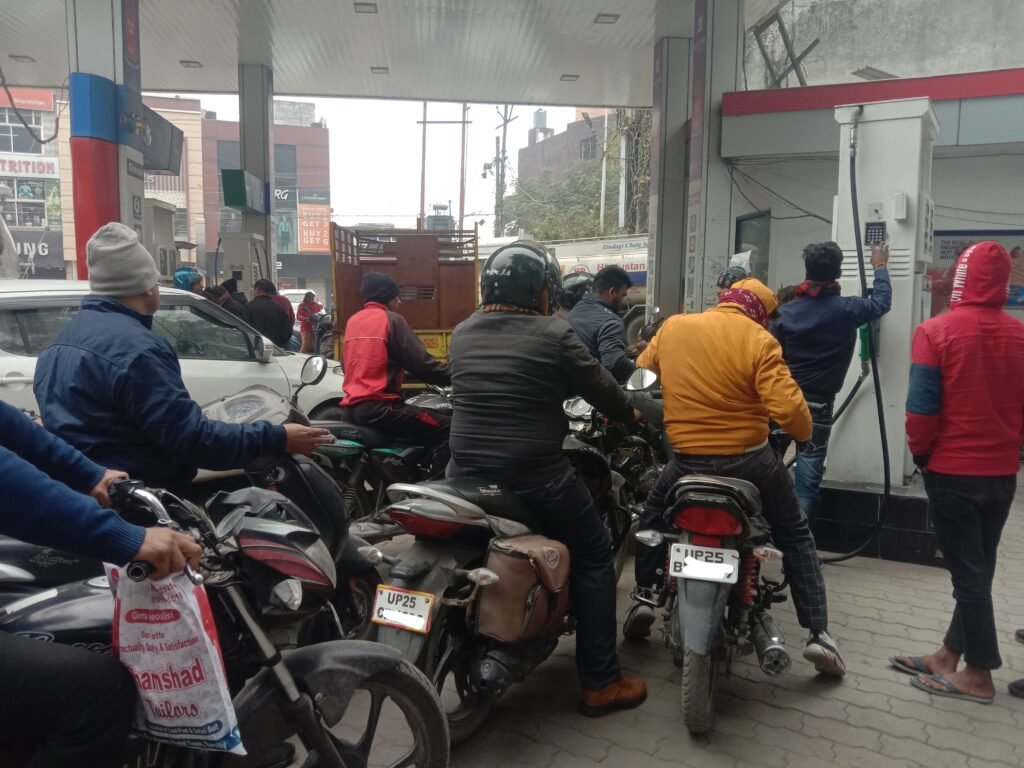 पब्लिक ट्रांसपोर्ट की हड़ताल से बड़ी महंगाई,बरेली में पेट्रोल ₹160 प्रति लीटर